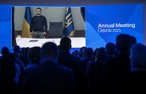  الرئيس الأوكراني فولوديمير زيلينسكي في المنتدى الاقتصادي العالمي  خلال دقيقة صمت لإحياء ذكرى وزير الداخلية الأوكراني الراحل. الأربعاء 18 يناير/كانون الثاني 2023