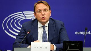 Várhelyi Olivér bővítésért felelős uniós biztos egy sajtótájékoztatón az Európai Parlamentben