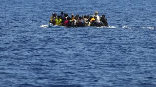 مهاجرون من جنوب الصحراء على متن قارب خشبي جنوب غرب جزيرة لامبيدوزا الإيطالية في البحر الأبيض المتوسط، 2022