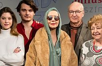 Eszenyi Enikő (középen) a Csodáatos vagy, Júlia! színészei között