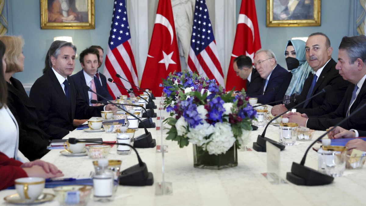 El Secretario de Estado de EE. UU., Antony Blinken, y el ministro de Asuntos Exteriores de Turquía, Mevlut Cavusoglu, se reúnen en el Departamento de Estado en Washington.