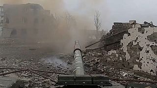 Tirs depuis un char russe en Ukraine