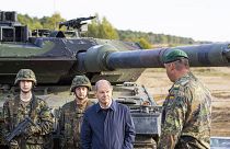  Olaf Scholz spricht mit Bundeswehrsoldaten vor einem Kampfpanzer Leopard 2 während einer Übung in Ostenholz im Oktober.