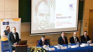 Beck György, a Neumann Társaság elnöke beszédet mond a Neumann 120 emlékév nyitórendezvényén a 