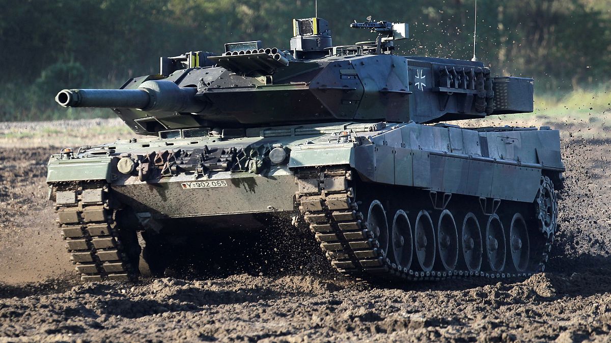 دبابة بريطانية تنوي لندن تزويد عدد منها للجيش الأوكراني