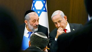 بنیامین نتانیاهو با آریه درعی، وزیر کشور و بهداشت، در جلسه هفتگی کابینه در دفتر نخست وزیر در اورشلیم، یکشنبه،۸ ژانویه ۲۰۲۳، صحبت می کند.