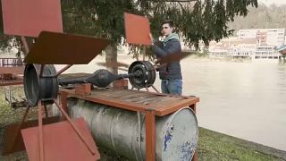 Házi készítésű mini vízerőmű a Drina partján, Goraždéban