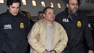  En esta foto de archivo del 19 de enero de 2017 facilitada por las fuerzas de seguridad estadounidenses, las autoridades escoltan al narcotraficante mexicano "El Chapo".