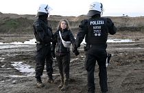 Rendőrök viszik el a svéd klímaaktivistát a lützerathi lignitbánya területéről