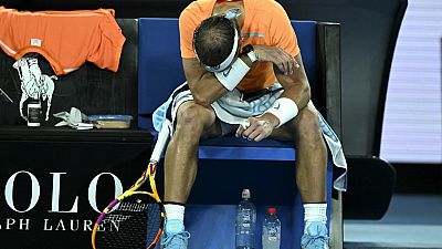 Rafael Nadal durante el partido en el que jugó lesionado contra Mackenzie McDonald en el Abierto de Australia.