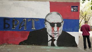 Putyin-kritikus falfestmény Belgrádban