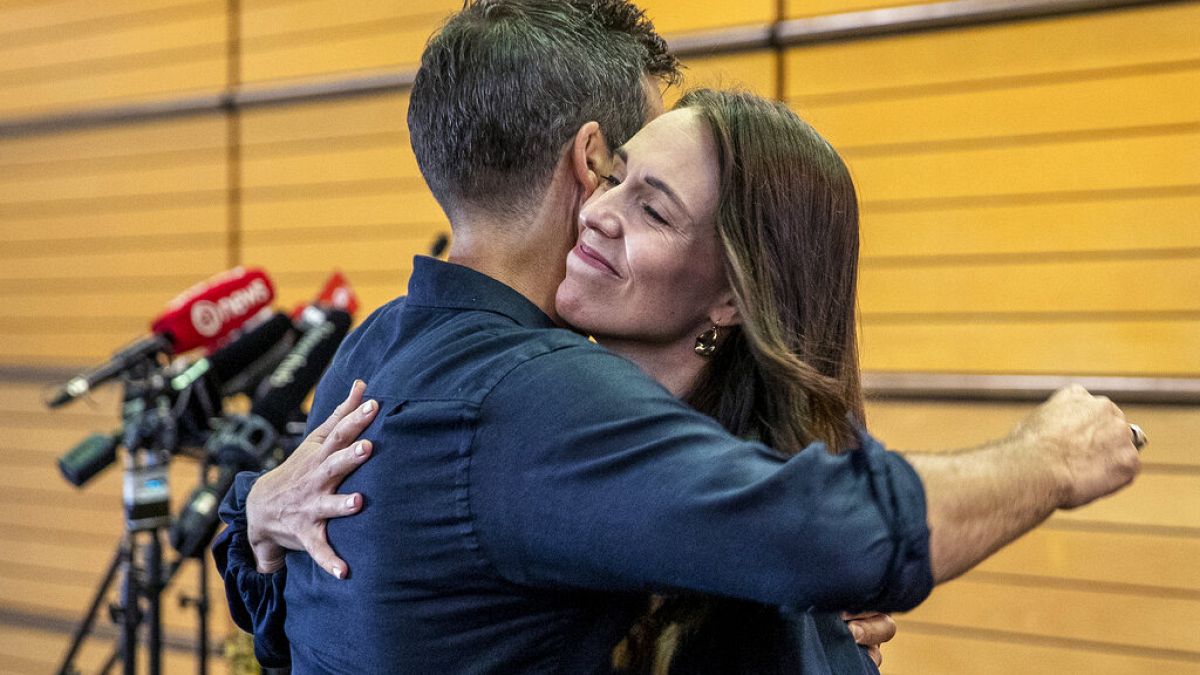 Η πρωθυπουργός της Νέας Ζηλανδίας Jacinda Ardern, δεξιά, αγκαλιάζει τον αρραβωνιαστικό της Clark Gayford μετά την ανακοίνωση της παραίτησής της σε συνέντευξη Τύπου στο Napier 