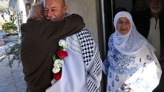 ماهر يونس إلى جانب والدته بعد إطلاق سراحه ببلدة عرعرة في المثلث الفلسطيني داخل إسرائيل