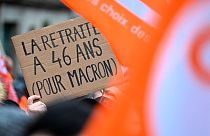 "Macron için 46 yaşında emeklilik" yazılı bir pankart