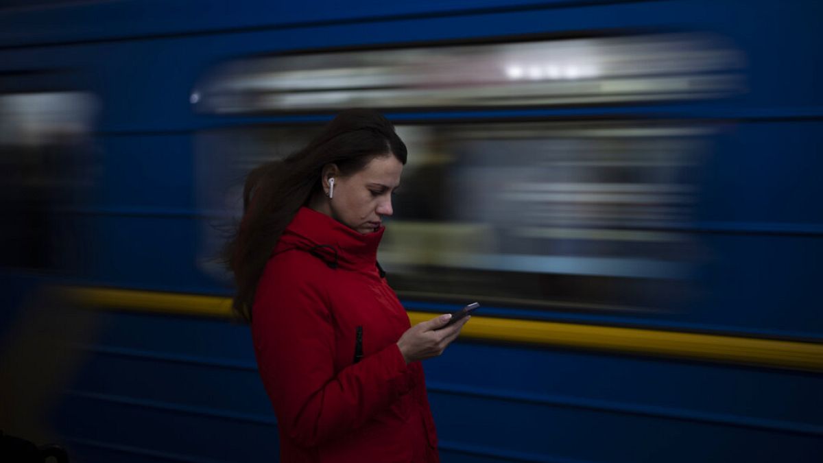 Una mujer en una estación de metro en la plaza Maidan de Kiev, 20 de diciembre de 2022.