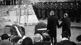 Bundeskanzler Helmut Kohl (l.) und Staatspräsident Mitterand in Verdun, 22.09.1984
