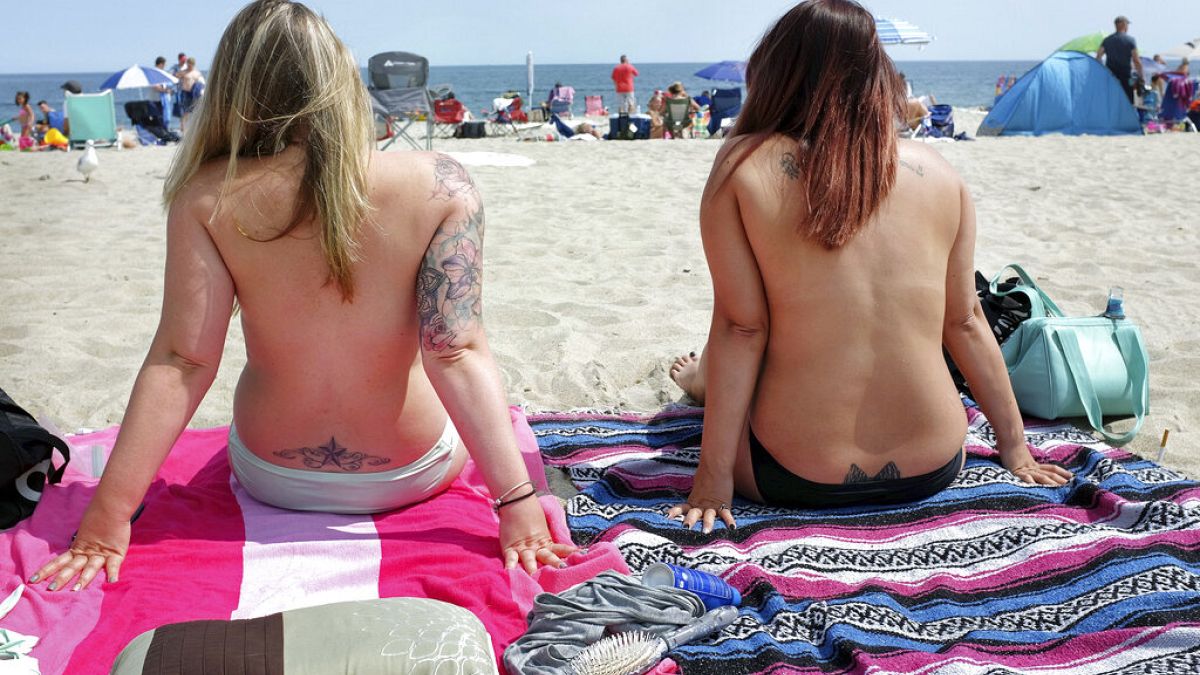 Zwei Frauen am Oben-ohne-Tag in Hampton Beach, USA. 26. August 2017