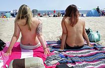 Zwei Frauen am Oben-ohne-Tag in Hampton Beach, USA. 26. August 2017