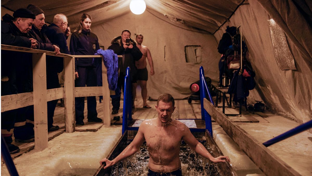 رجل ينزل في الماء البارد خلال احتفال عيد الغطاس التقليدي في ياكوتسك، شرق روسيا، الخميس 19/01/2023