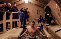 رجل ينزل في الماء البارد خلال احتفال عيد الغطاس التقليدي في ياكوتسك، شرق روسيا، الخميس 19/01/2023