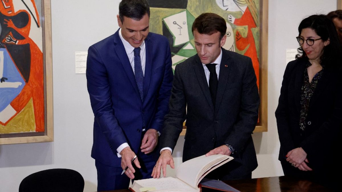 Emmanuel Macron e Pedro Sanchez (a sinistra)