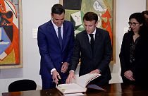 Emmanuel Macron e Pedro Sanchez (a sinistra)