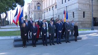 Pedro Sánchez und Emmanuel Macron mit mehreren Ministern vor dem Nationalmuseum für Katalanische Kunst in Barcelona, 19.1.2023
