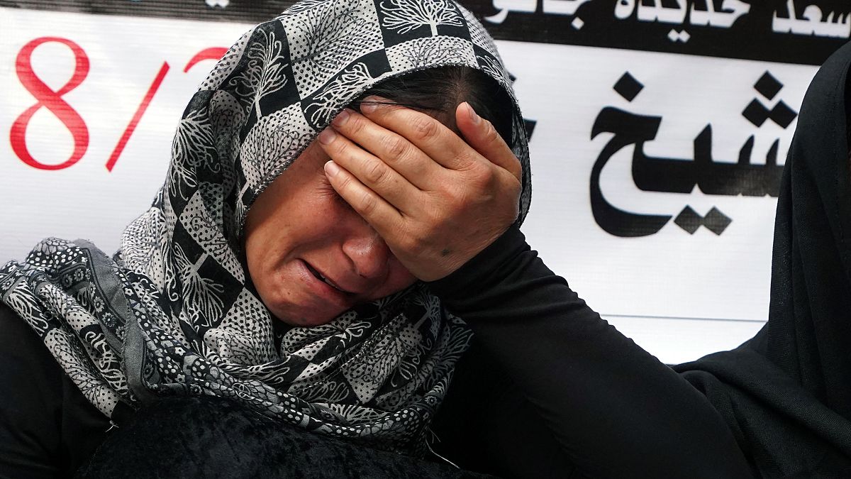 Irak'ta Ezidi bir kadın IŞİD saldırılarında ölenler için yas tutuyor