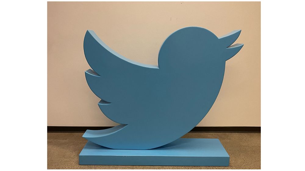 A statue of the famous Twitter bird sold for 0,000 at auction