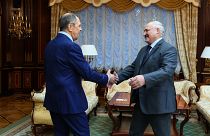 Der russische Außenminister Sergej Lawrow mit dem belarussischen Machthaber Alexander Lukaschenko in Minsk 