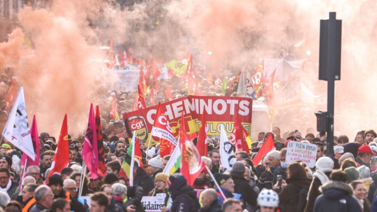 Toulouse-ban is nagy tömeg gyűlt össze - de Párizsban, Lyonban, Bordeaux-ban is rengetegen függesztették fel a munkát