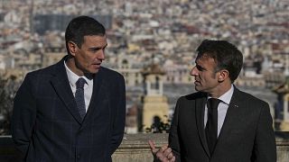 الرئيس الفرنسي إيمانويل ماكرون مع رئيس الوزراء الإسباني بيدرو سانشيز - برشلونة 19/01/2023