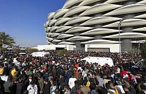 Tömeg a bászrai stadion előtt