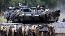 Alman üretimi Leopard 2 tankı ile Baltık ükesi Litvanya'da tatbikat yapan NATO askerleri 