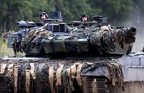 Alman üretimi Leopard 2 tankı ile Baltık ükesi Litvanya'da tatbikat yapan NATO askerleri 