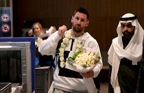 وصل ليونيل ميسي  وأعضاء فريق باريس سان جيرمان إلى مطار بالعاصمة السعودية الرياض، في 19 يناير/كانون الثاني 2023.