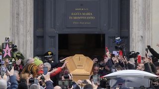 Gina Lollobrigida koporsója a gyászszertartás helyszínén