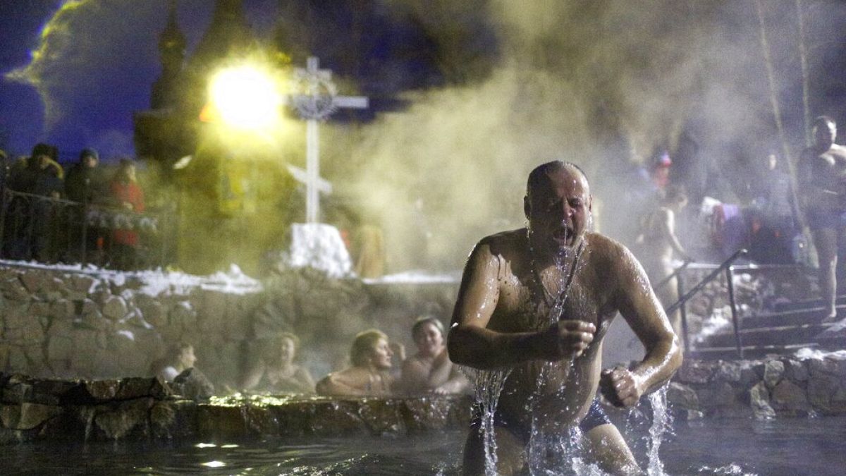 غسل روس‌ها در آب بسیار سرد در عید «خاج‌شویان» یا «جشن اپیفانی» 
