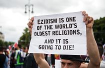 "Das Jesidentum (auch Yezidentum) ist eine der ältesten Religionen der Welt und sie steht davor auszusterben": Ein Plakat bei einem Protest im August 2016 in Berlin.