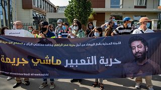 والدة عمر الراضي، الصحفي المغربي  المتهم بالإغتصاب وتلقي أموال أجنبية لغرض الإضرار بـ "أمن الدولة"، خلال مظاهرة لدعم الراضي في الدار البيضاء يوم 22 سبتمبر/أيلول 2020