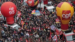 تظاهر الآلاف في شوراع باريس ومدن فرنسية عديدة يوم الخميس ضد التغييرات المقترحة في قانون التقاعد
