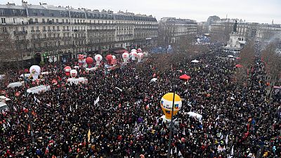 متظاهرون في ساحة الجمهورية خلال تجمع حاشد في باريس في 19 يناير 2023