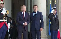 Olaf Scholz német kancellár és Emmanuel Macron francia elnök a párizsi Elysée-palota előtt 2022. október 26-án.