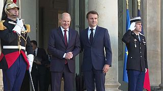 Olaf Scholz német kancellár és Emmanuel Macron francia elnök a párizsi Elysée-palota előtt 2022. október 26-án.