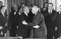 1963 - Αντενάουερ και Ντε Γκολ αγκαλιάζονται μετά την υπογραφή της Συνθήκης των Ηλυσίων