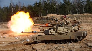 دبابة من طراز إم 1 أبرامز تابعة للجيش الأمريكي تطلق قذيفة خلال تدريبات لحلف شمال الأطلسي في لاتفيا