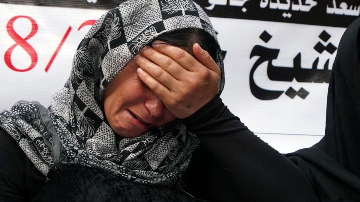 L'emozione di un'esponente della comunità yazida durante una commemorazione dell'ottavo anniversario del massacro dell'agosto 2014 nella regione di Sinjar