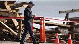 El Presidente Joe Biden recorre los daños causados en el muelle de Seacliff y la playa estatal de Seacliff en Aptos, California.