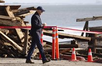 El Presidente Joe Biden recorre los daños causados en el muelle de Seacliff y la playa estatal de Seacliff en Aptos, California.