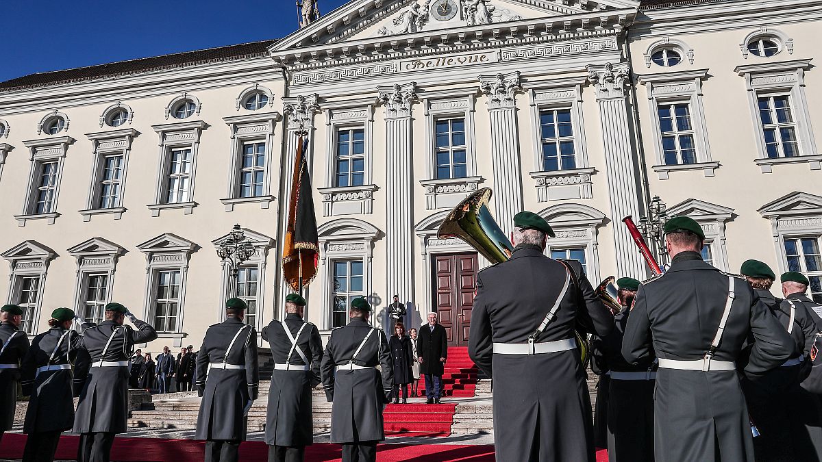  Η Πρόεδρος της Δημοκρατίας Κατερίνα Σακελλαροπούλου και ο Γερμανός ομόλογός της Φρανκ Βάλτερ Σταϊνμάιερ επιθεωρούν άγημα κατά τη διάρκεια της υποδοχής στο Βερολίνο 